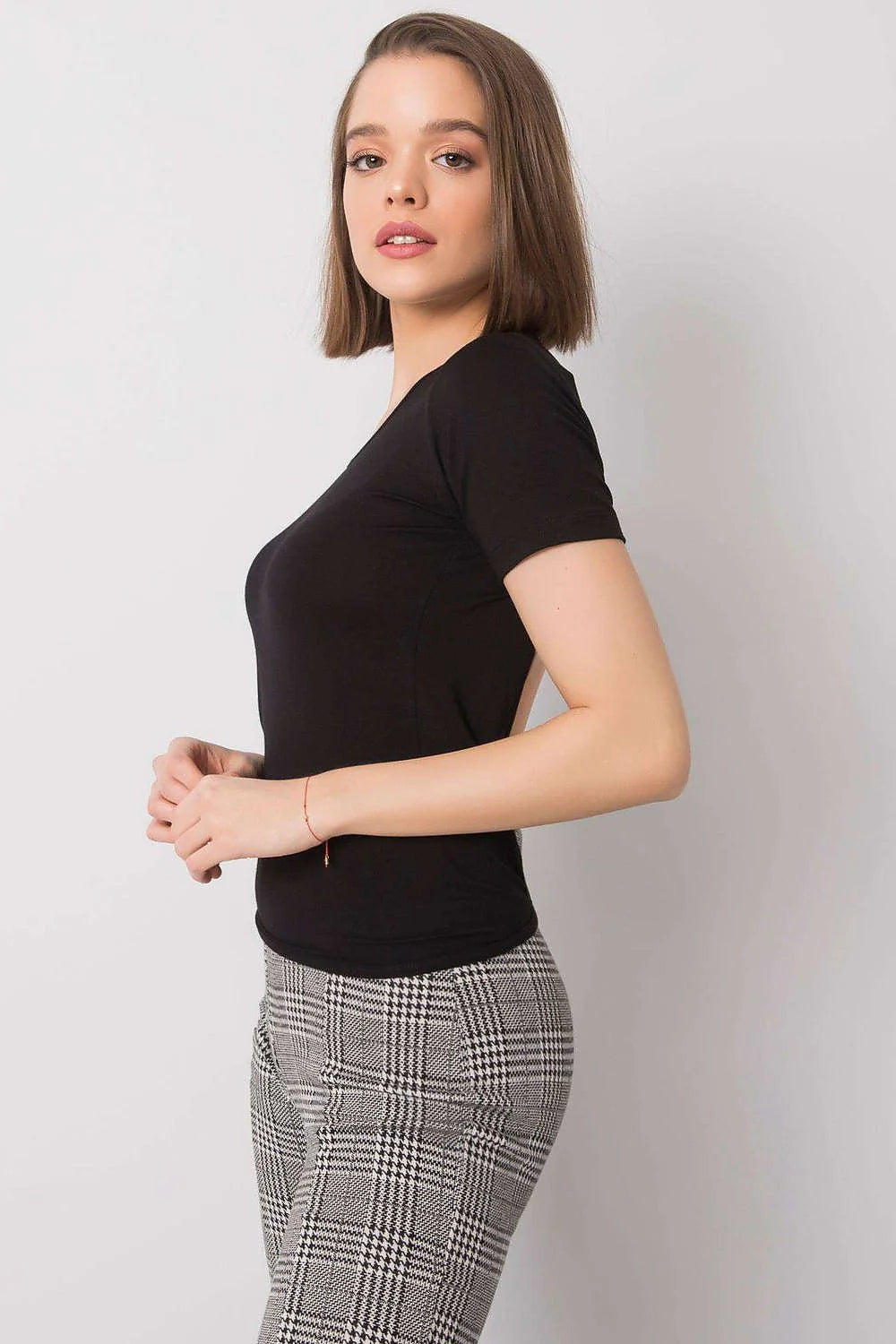Ensemble mode féminin t-shirt ajusté noir pantalon carreaux prince-de-galles coupe élégante manches courtes occasionnels