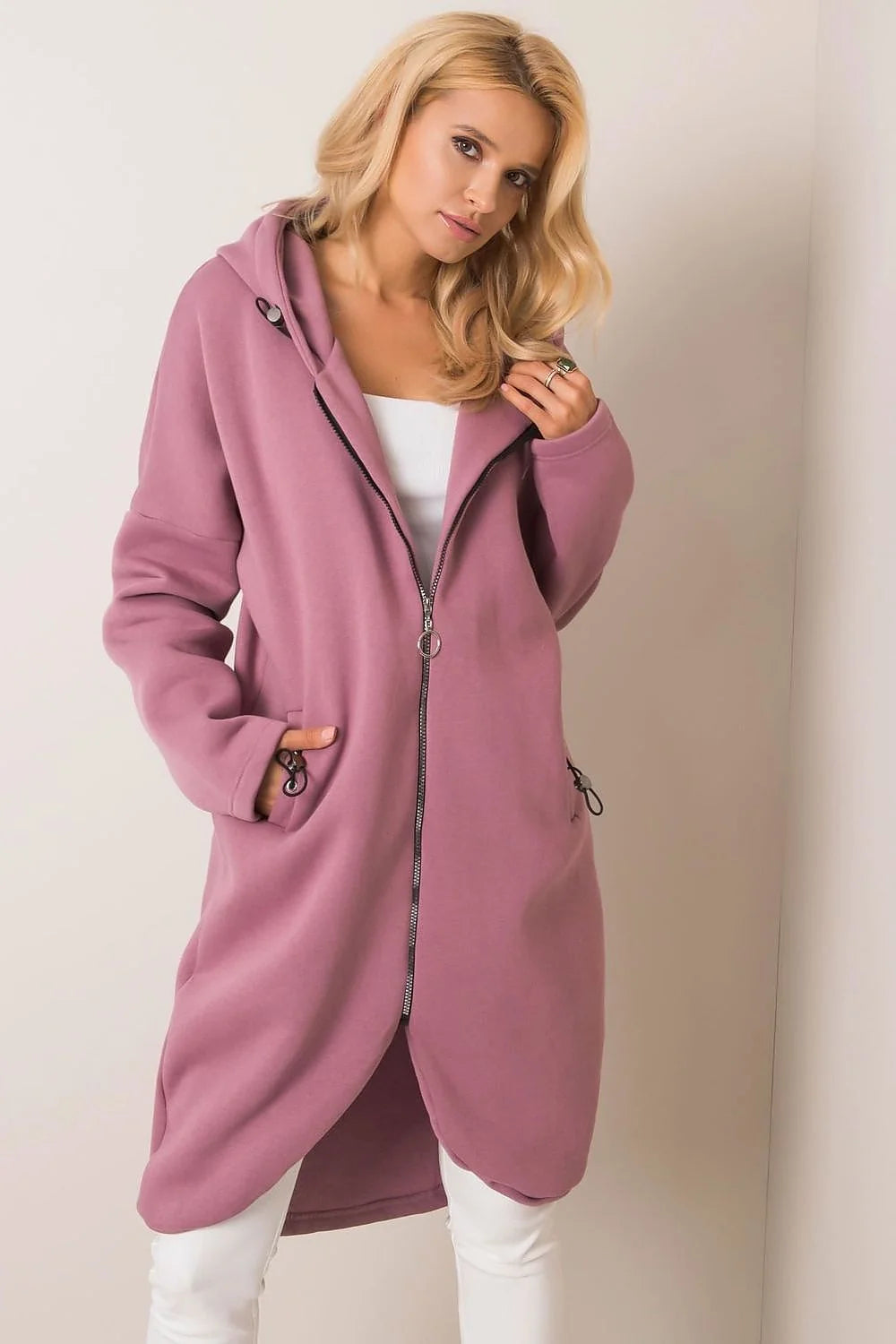 Manteau pour femmes design moderne audacieux couleur fuchsia vif coupe oversize matériau structuré fonctionnalité confort