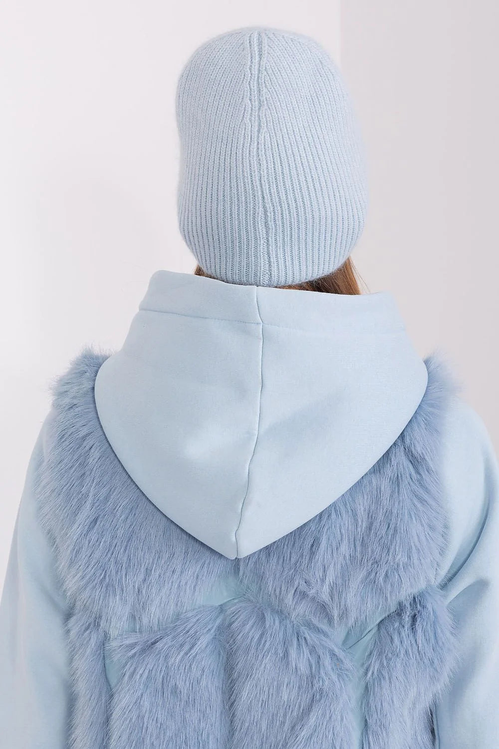Bonnet d'hiver côtelé pour femme en acrylique et angora bleu pastel avec détails brillants, veste sans manches en fourrure synthétique et sweat à capuche