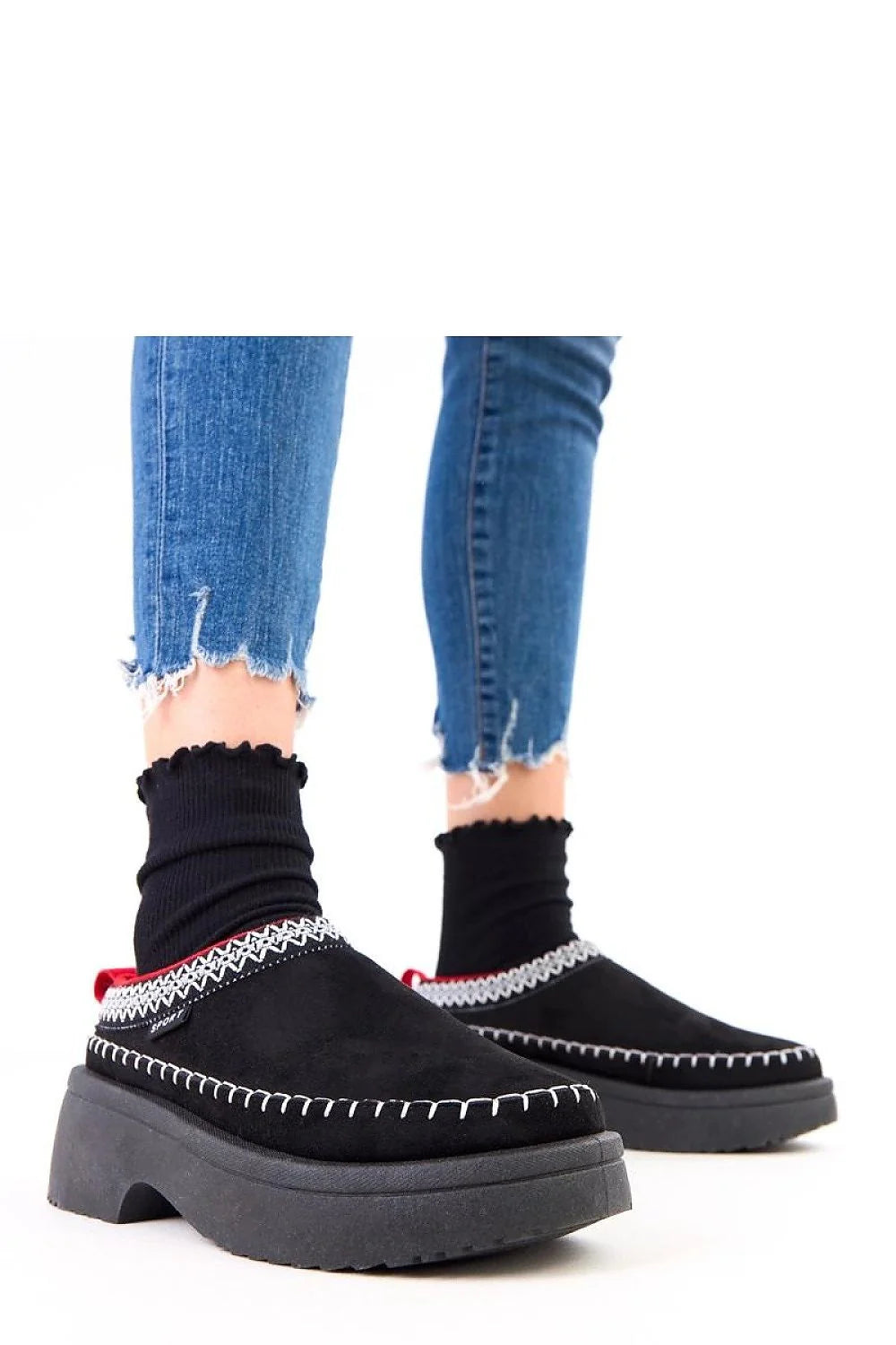 pantoufles femme slipon suédine cuir écologique noir bout rond plateforme 55mm semelle caoutchouc confort broderie décorative coutures blanches languette rouge