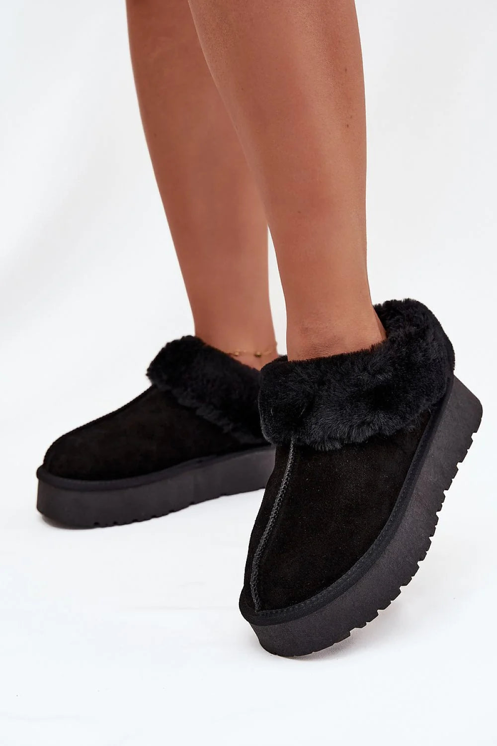bottes neige femme suède noir col fourrure volumineuse doublure chaude plateforme crantée semelle caoutchouc antidérapante slipon confortable