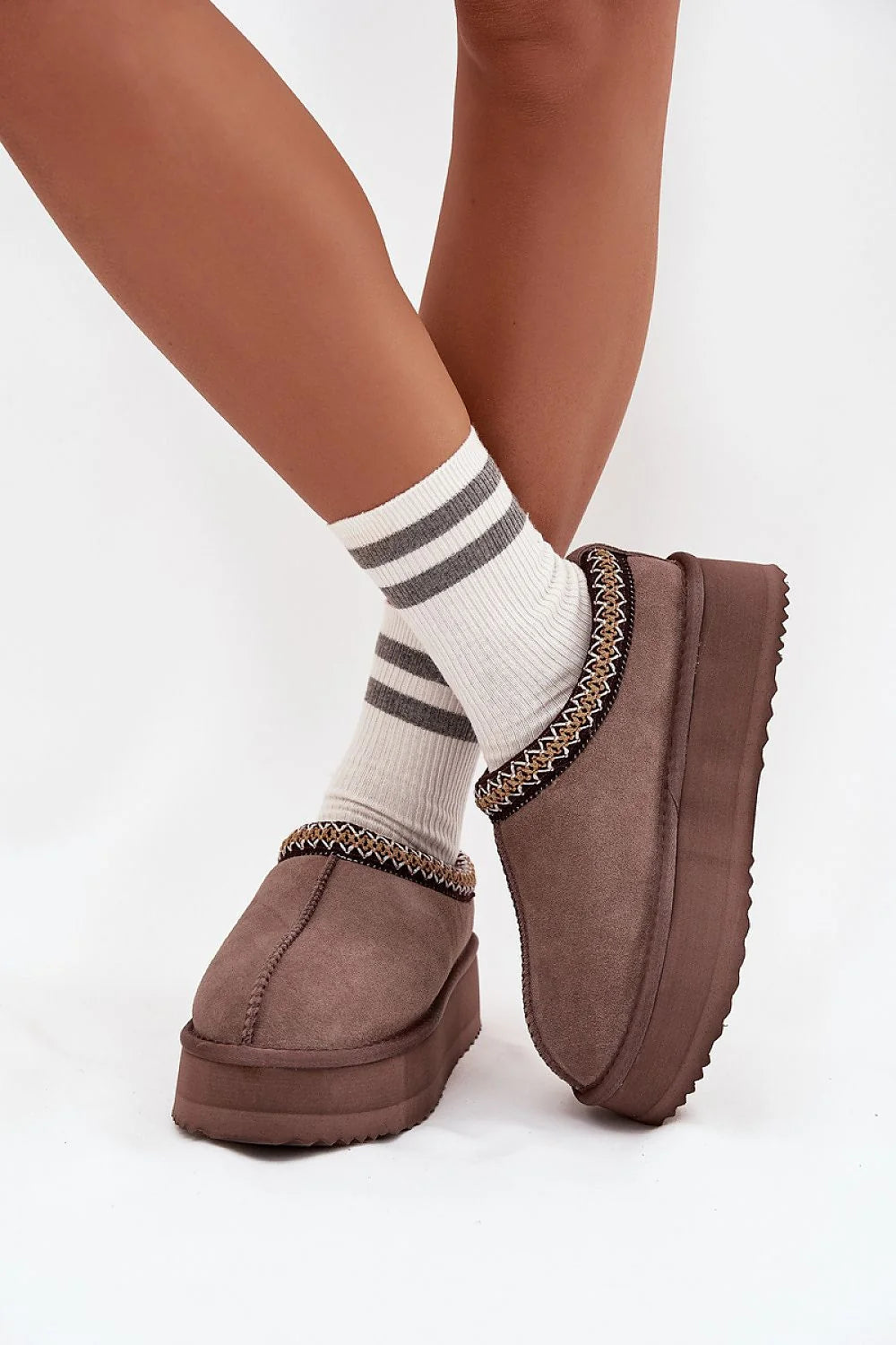 bottes neige femme suédé marron doublure fourrure intérieure plateforme crantée gomme semelle adhérence broderie tressée slipon cheville confortable chaudes