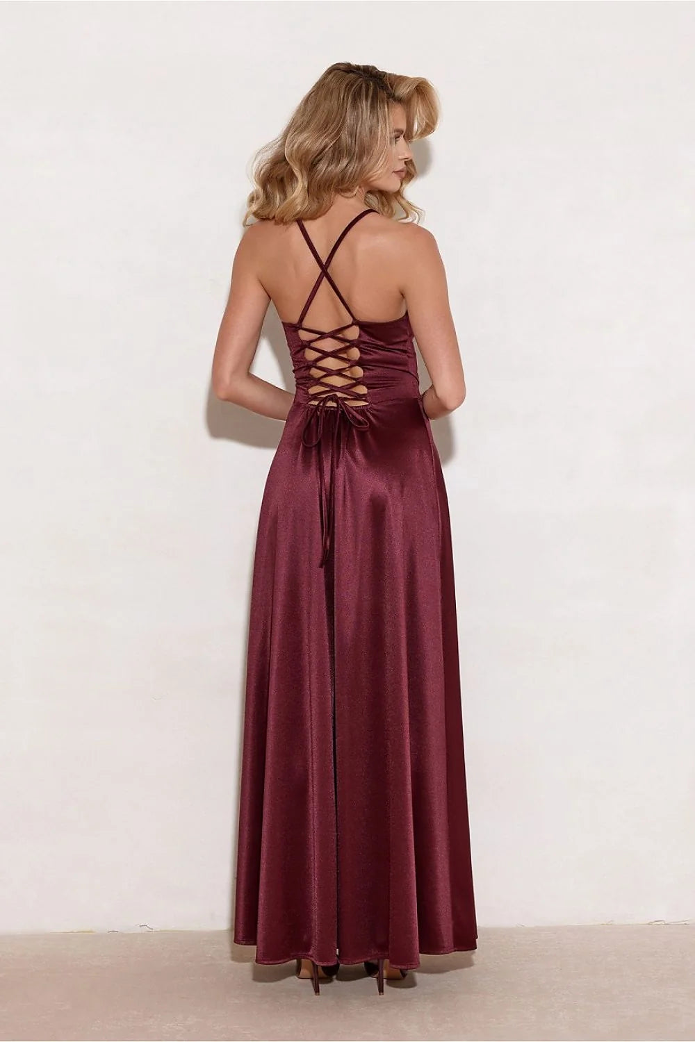 robe longue bordeaux satinée légère fluide cintrée corsage croisé portefeuille décolleté V bretelles spaghetti fente latérale haute laçage dos ajustable