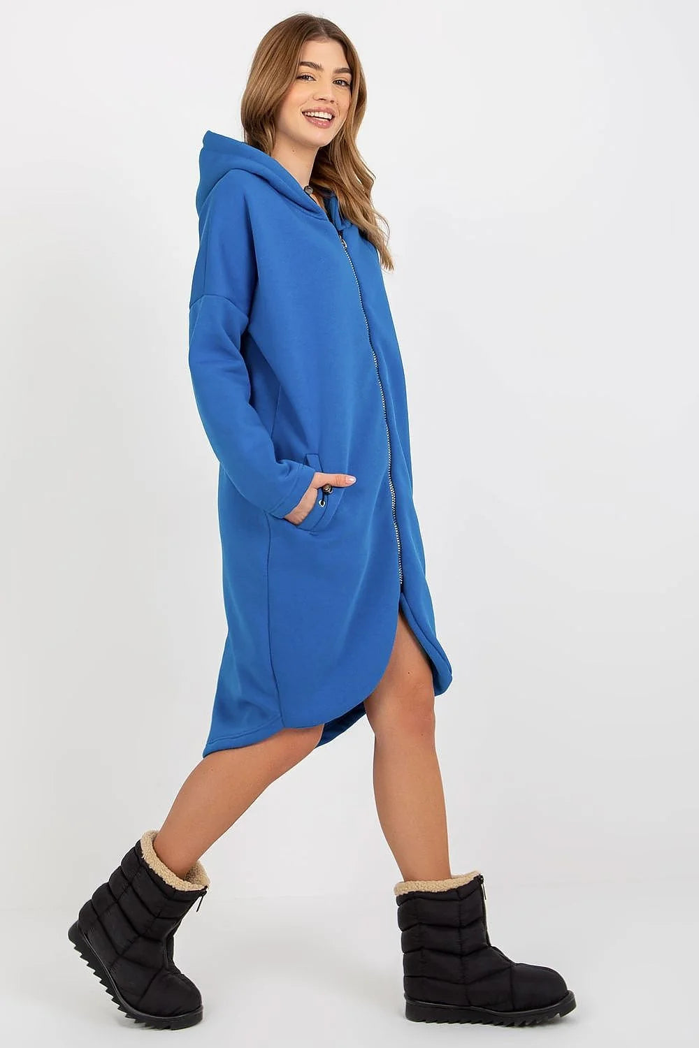 Manteau pour femmes design moderne audacieux couleur fuchsia vif coupe oversize matériau structuré fonctionnalité confort