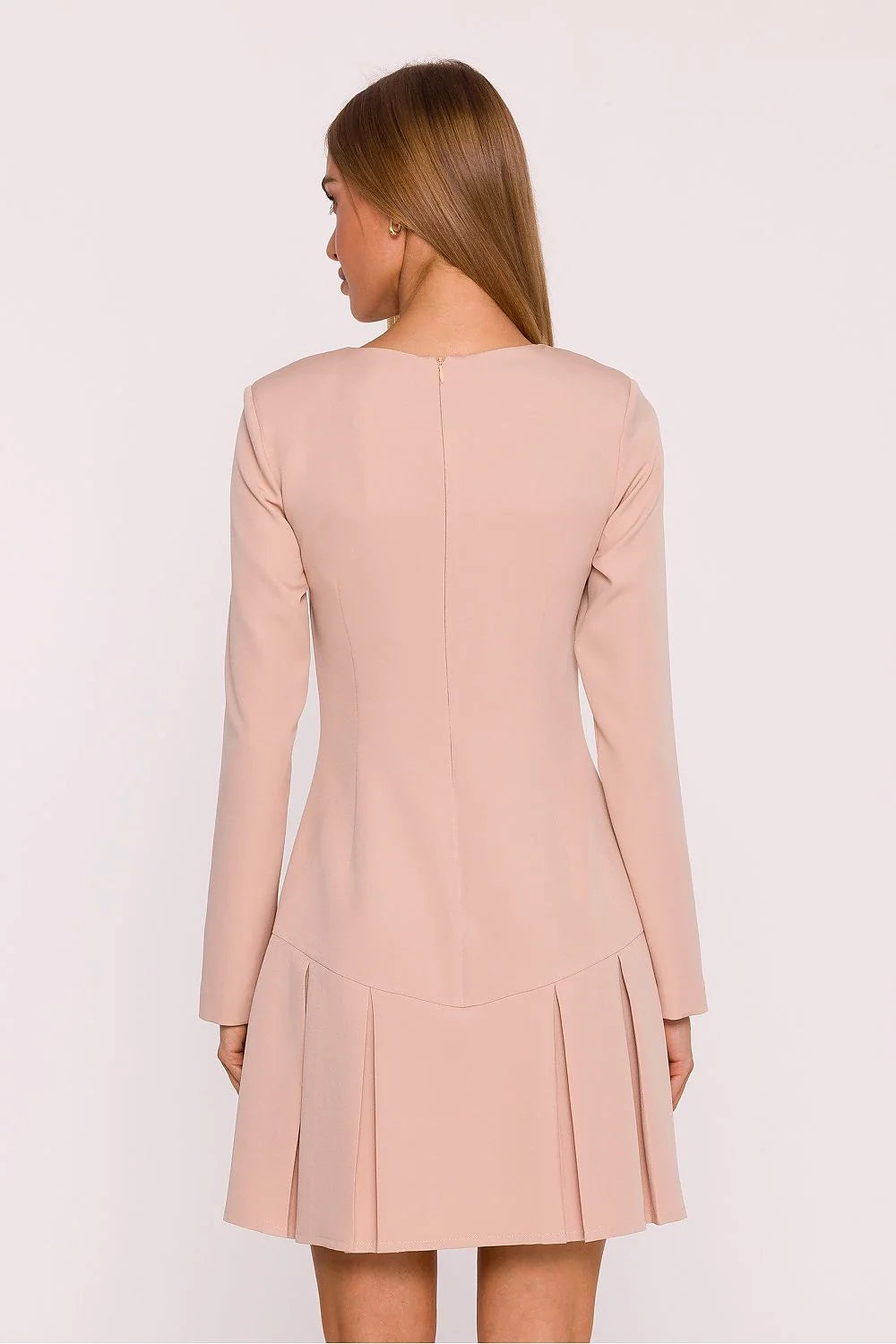 robe courte manches longues col rond rose poudré coupe droite ajustée jupe plissée crêpe structuré minimaliste