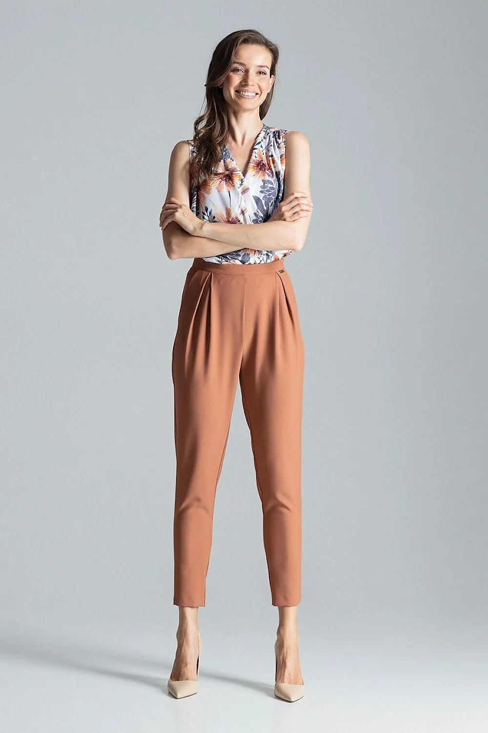 Pantalon taille haute rouge vif en coton élégant ajusté avec ceinture intégrée pour femme moderne