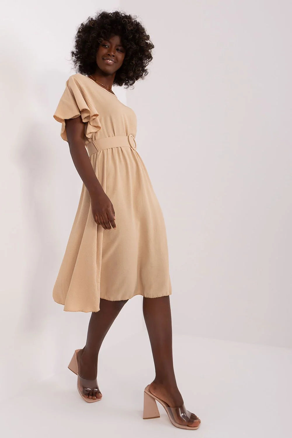 Robe de jour élégante et décontractée manches courtes volantées encolure ronde ceinture intégrée beige clair femme