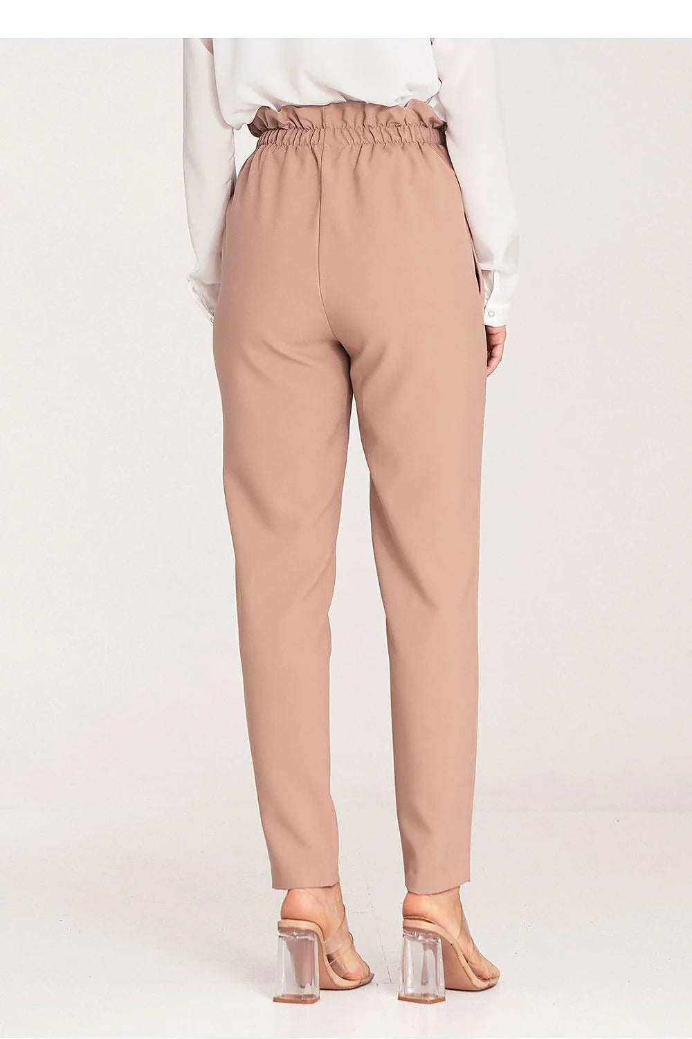 Pantalon femme élégant moderne couleur beige-rose taille haute ceinture boucle dorée coupe ajustée jambe longue