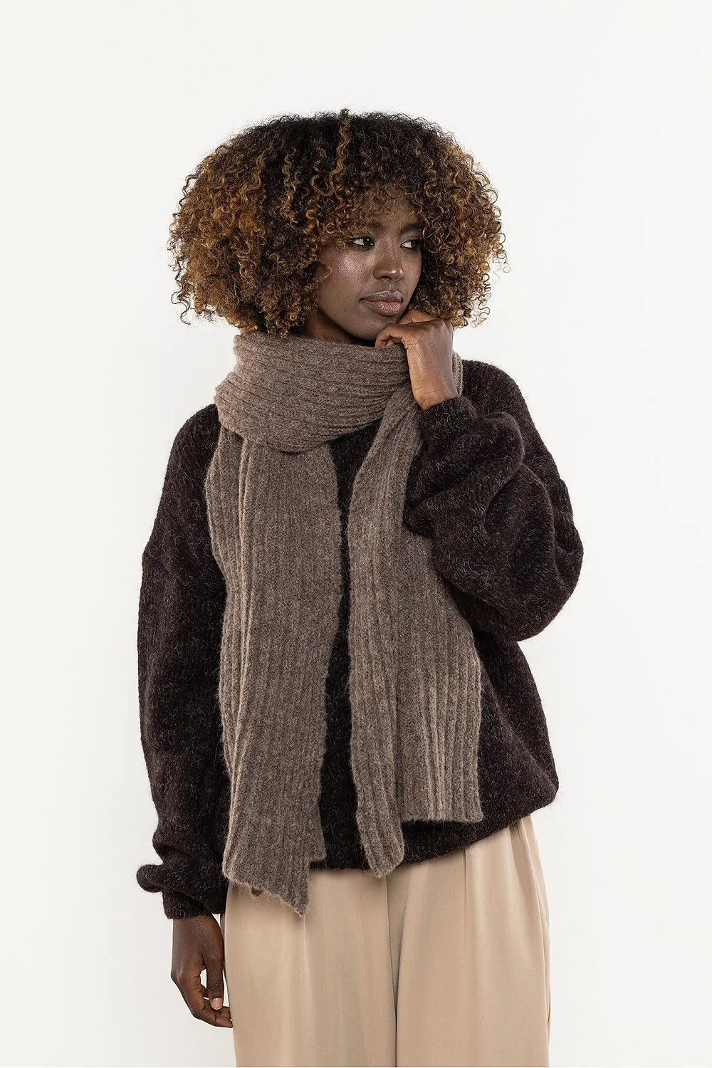 écharpe longue chaude oversize côtelée duveteuse mohair kid laine acrylique polyamide taupe marron cocooning généreuse réchauffante douce texturée effilochée