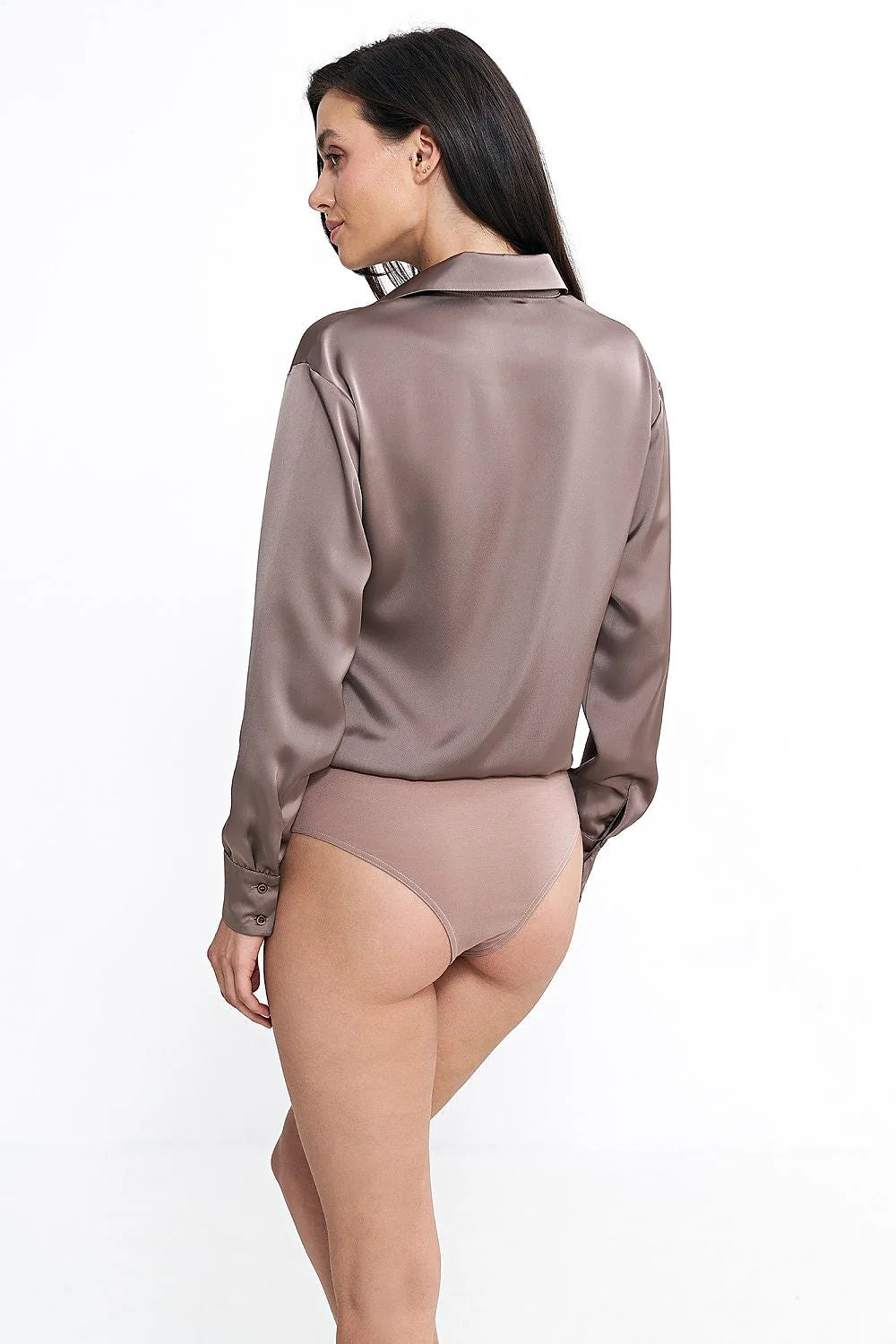 Chemise femme élégante couleur taupe tissu satiné manches longues boutons classiques coupe ajustée style intemporel