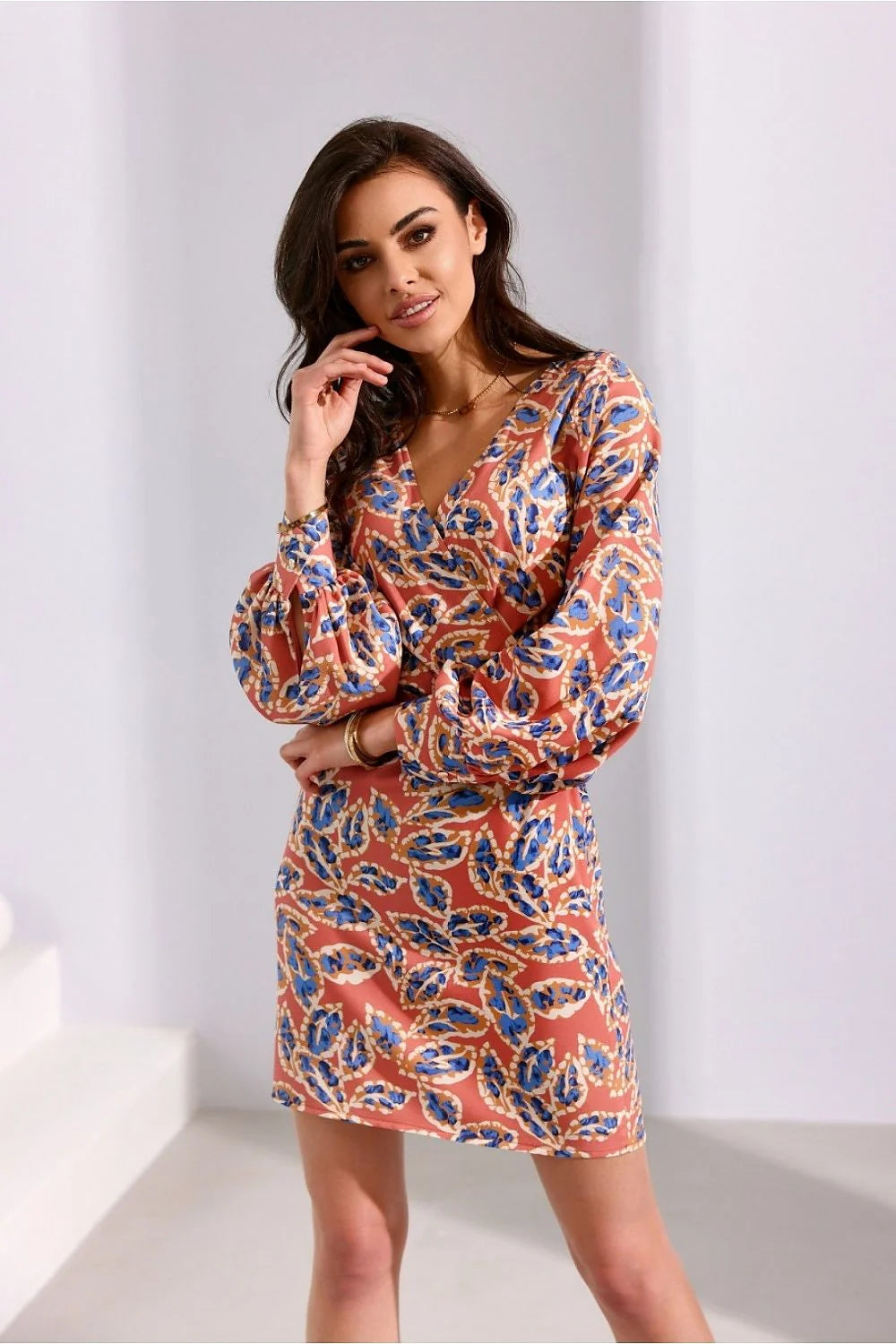 Robe de cocktail élégante imprimé floral abstrait bleu beige blanc pêche manches longues col V femmes