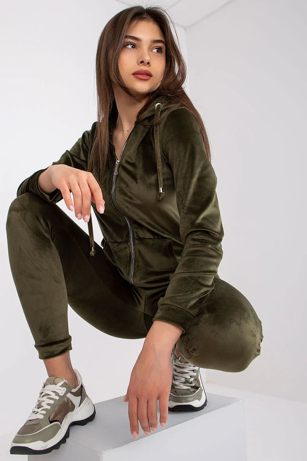 ensemble velours noir hoodie zippé capuche réglable cordon poches zippées pantalon legging slim ajusté cheville élastique
