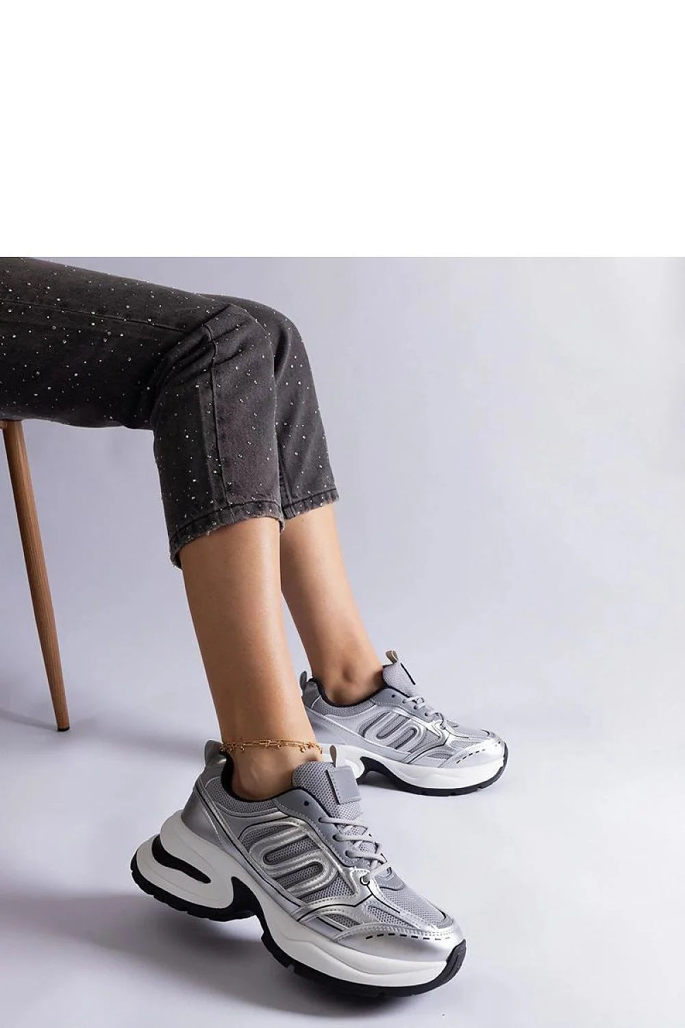 Baskets femmes futuristes modernes sportives style streetwear confort élégance couleur argentée intérieur mesh extérieur cuir design dynamique idéales pour entraînement quotidien