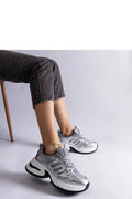 Baskets femmes futuristes modernes sportives style streetwear confort élégance couleur argentée intérieur mesh extérieur cuir design dynamique idéales pour entraînement quotidien