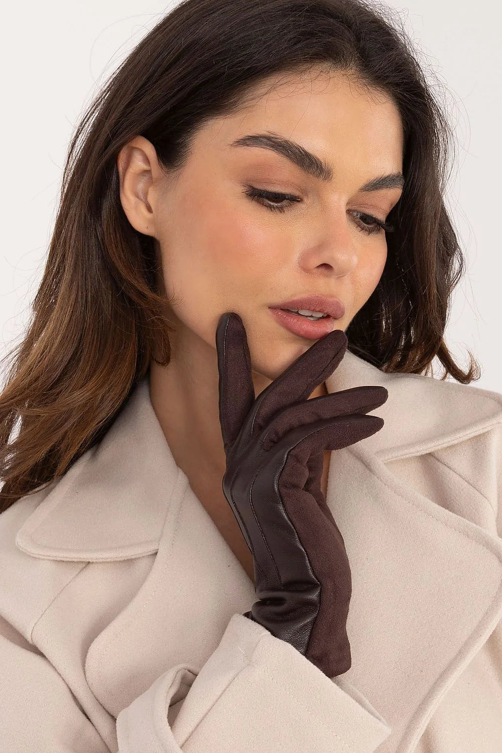 Manteau trench élégant pour femme automne-hiver gants cuir marron foncé design sophistiqué coupe ajustée avec ceinture