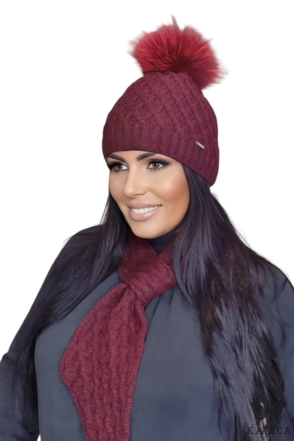 Bonnet Kamea pour femme, mode hiver élégant, laine mohair, pompon fourrure synthétique, couleur bordeaux, coupe ajustée, style casual chic, finitions métalliques
