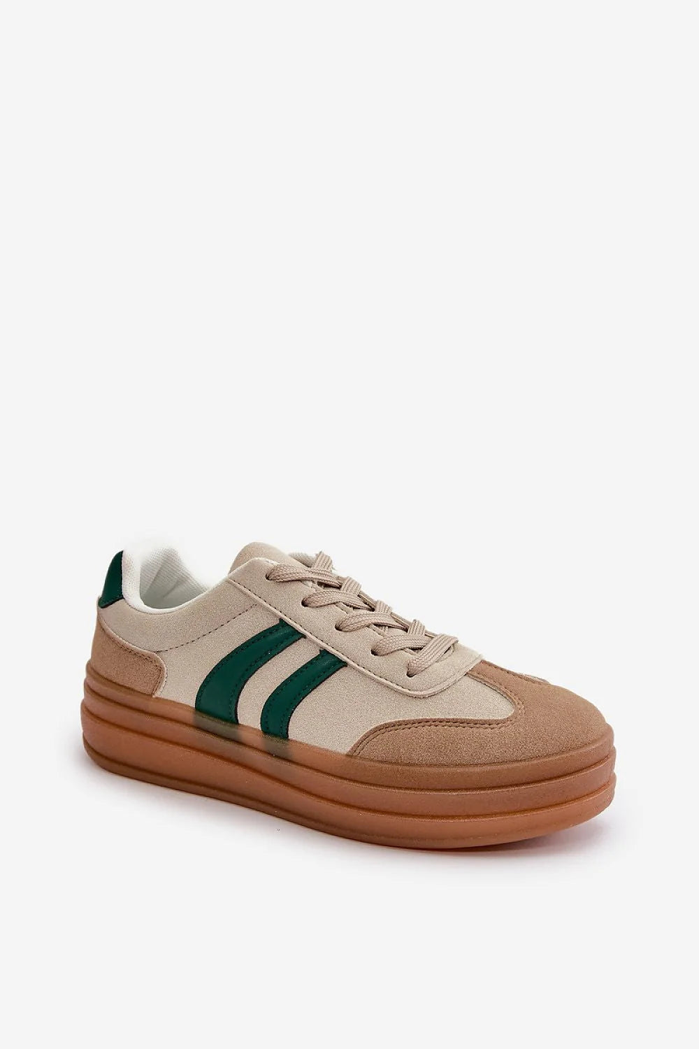 Chaussures de sport modernes pour femme en suédine beige et cuir synthétique vert, design urbain et confortable, idéales pour les tenues quotidiennes