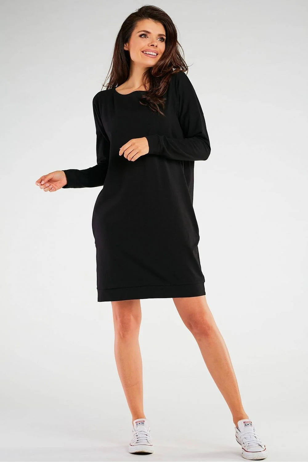 Robe de jour féminine moderne design épuré manches longues coupe droite tissu doux noire polyvalente femme
