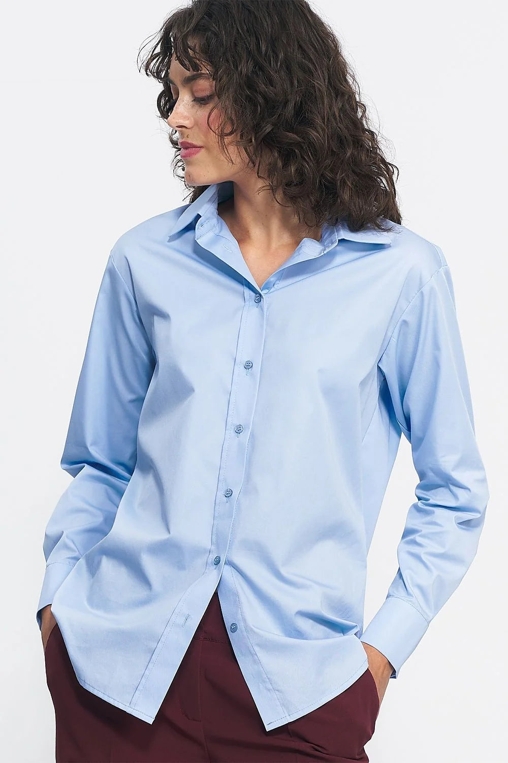 Chemise manche longue Nife femme couleur bleu clair coupe droite col classique tissu coton polyester confortable occasion professionnelle