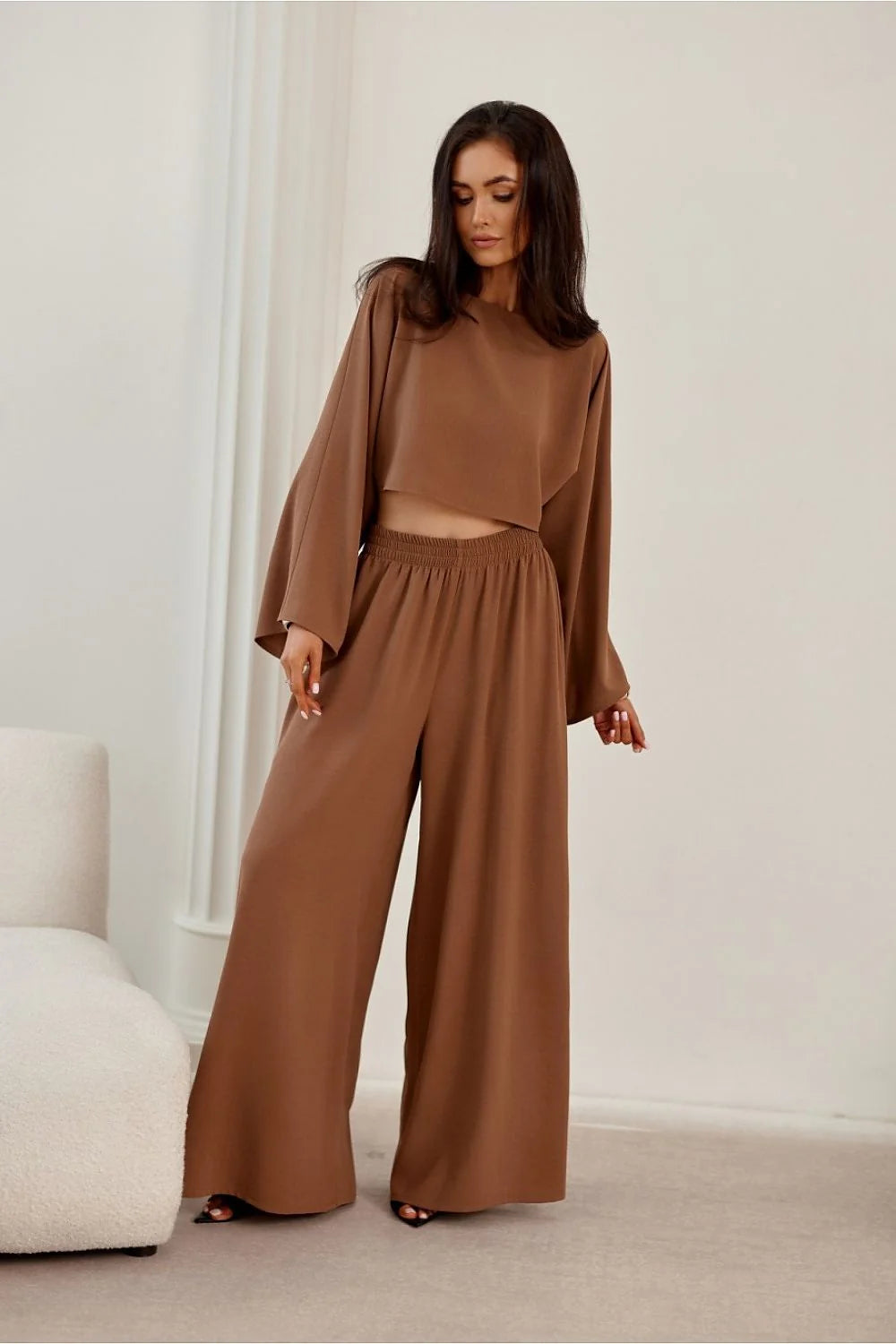 Ensemble femme cache-coeur blanc et pantalon palazzo marron clair style élégant décontracté coupe ample matières légères
