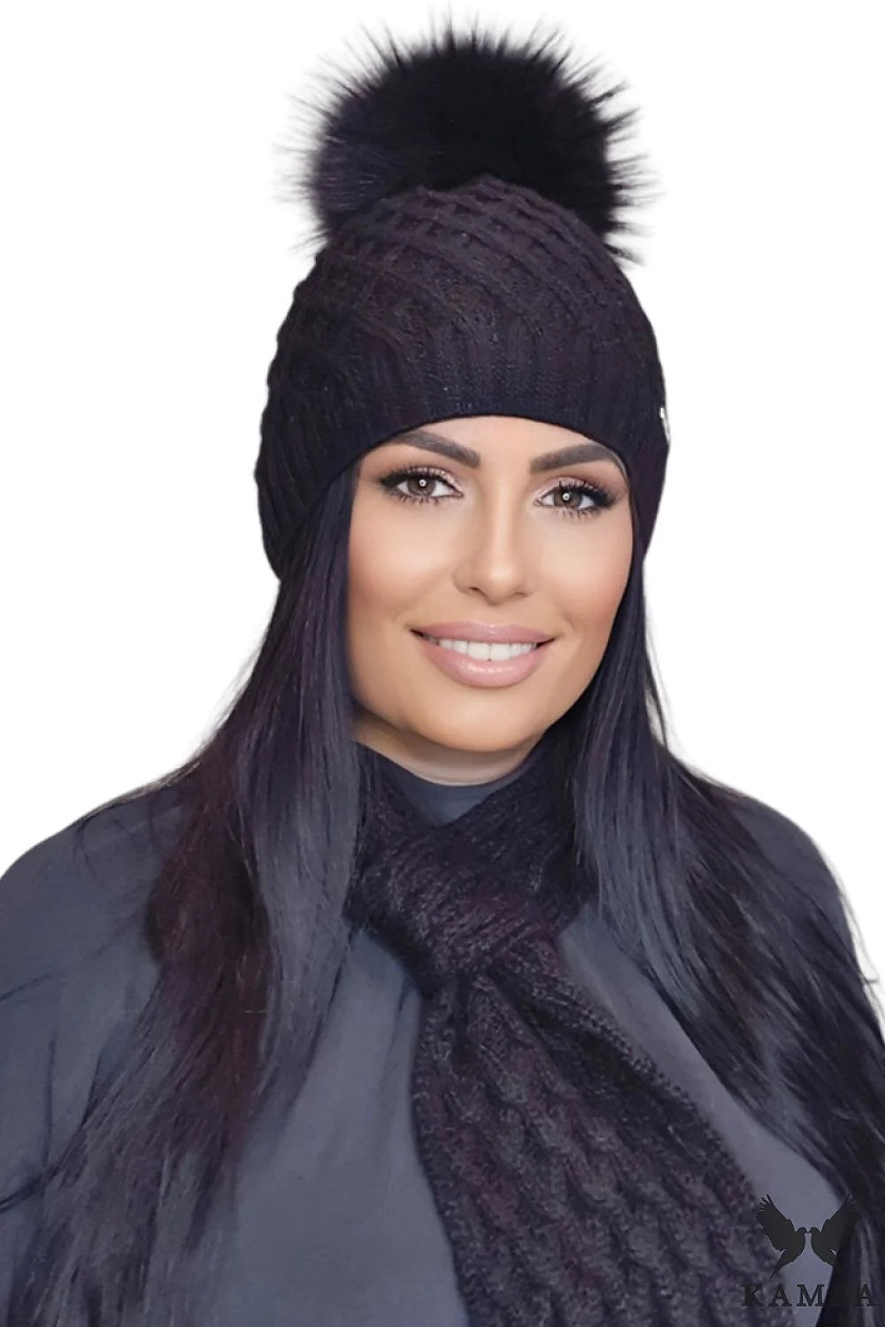 Bonnet tricoté pour femme en laine mohair noir motif torsadé pompon fourrure coupe ajustée