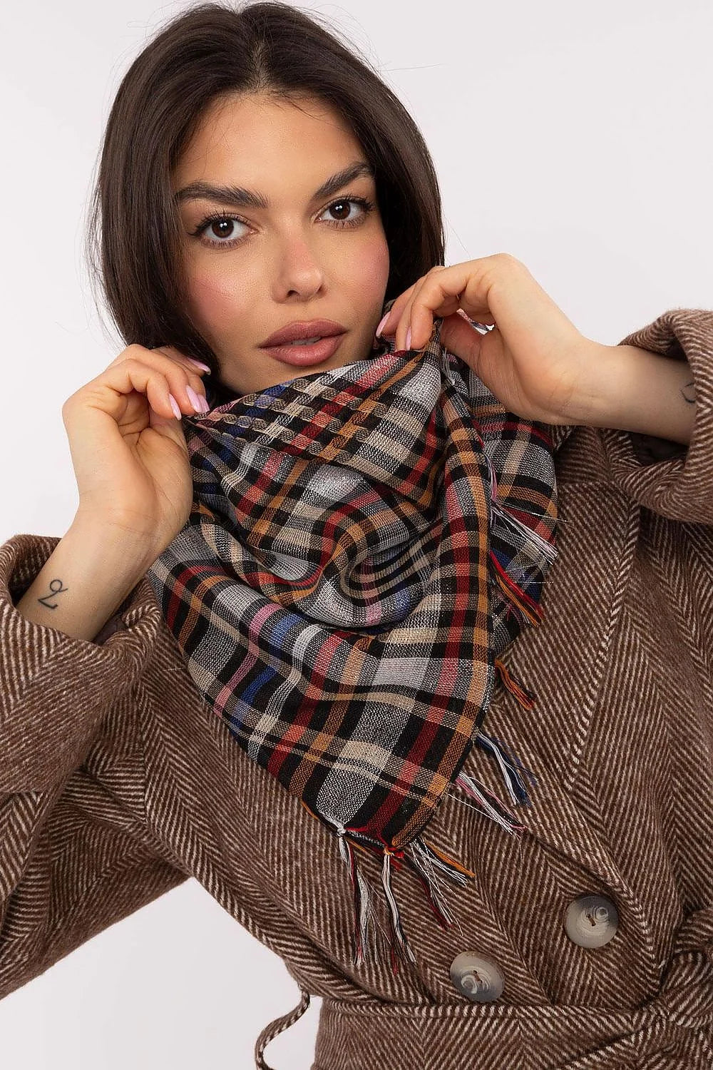 Foulard à carreaux classique pour femmes doux et confortable avec franges élégantes