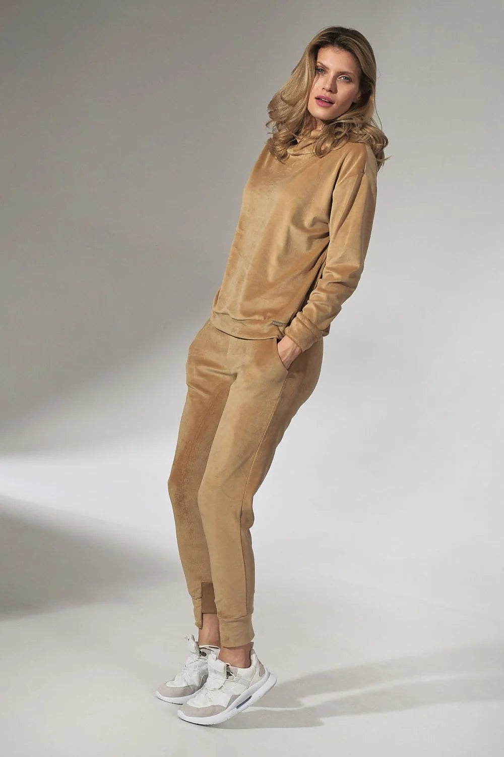 Ensemble détente velours rose moderne et élégant pour un style cocooning confortable et féminin