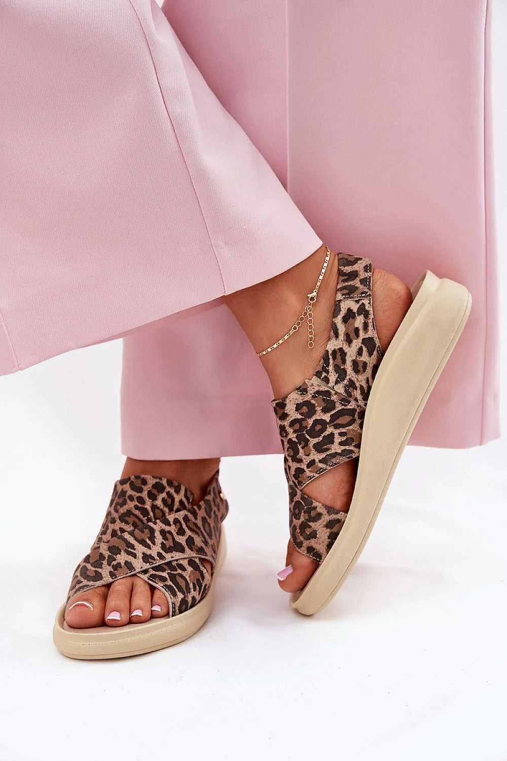 sandales femmes modernes casual motif léopard cuir lanières croisées suédé rivet décoratif semelle plateforme mousse épaisse beige confort stabilité estivales