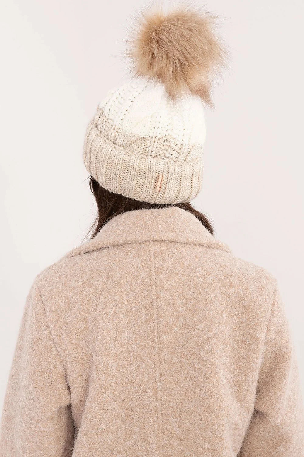 Bonnet d'hiver élégant pour femmes en laine tricotée beige côtelée pompon fausse fourrure logo cuir synthétique