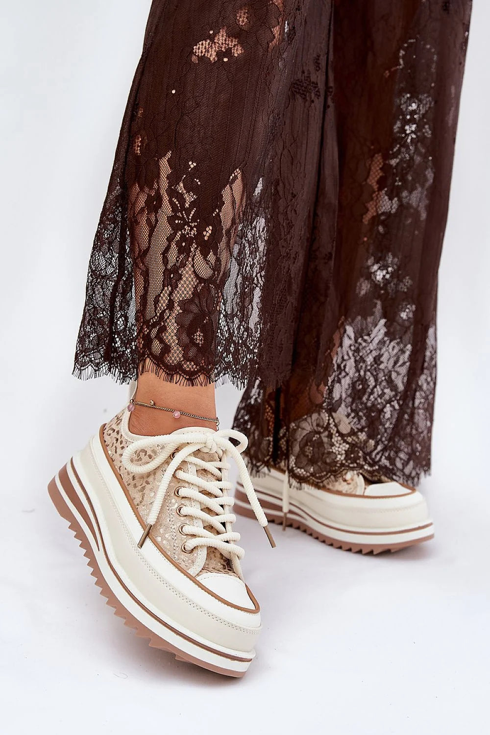 baskets femme dentelle floral beige cuir crème plateforme compensées semelle crantée amorti rembourrée lacets œillets dorés chic casual polyvalente élégante