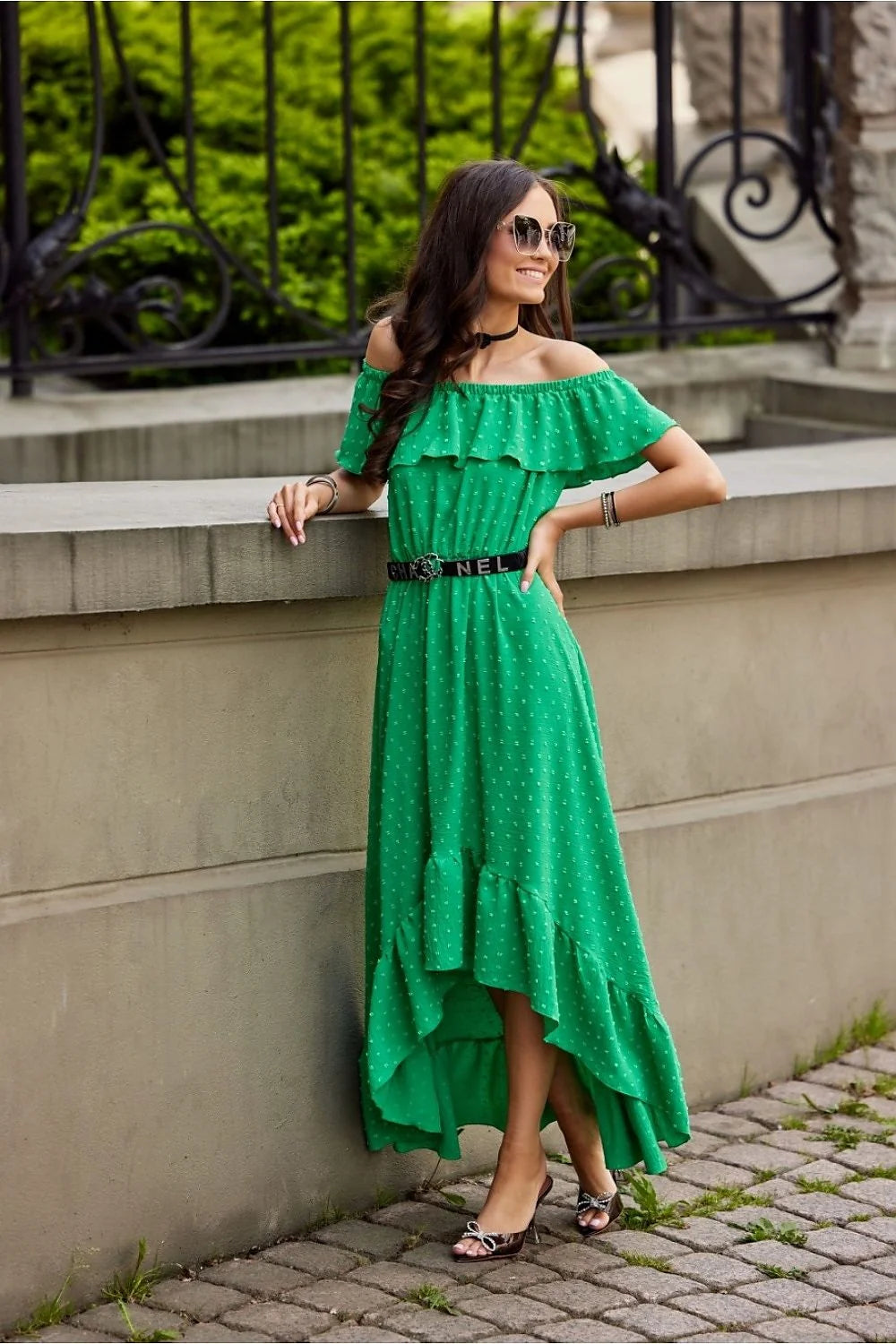 Robe de jour estivale vert vif pois blancs épaules ouvertes ceinture noire volant tissu fluide coton polyester femmes occasion décontractée brunch