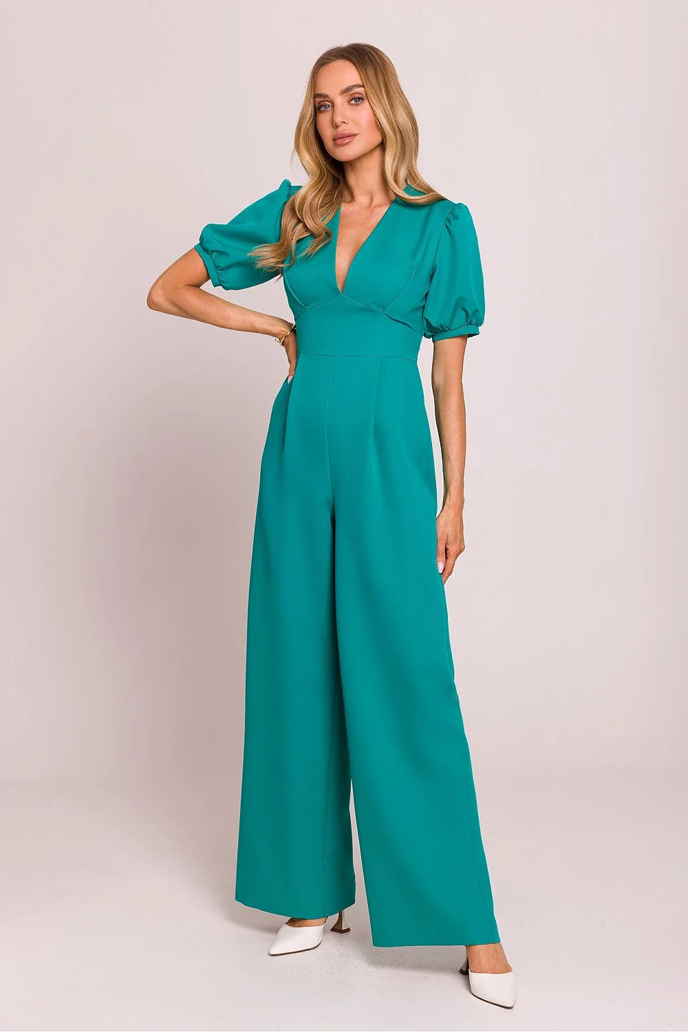 Combinaison élégante pour femme en vert sarcelle, manches ballon, taille cintrée, tissu fluide, décolleté en V profond, occasion versatile