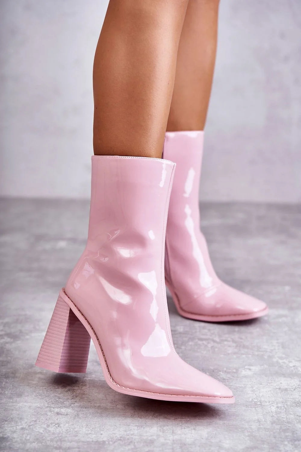 Bottes à talons step in style cuir vernis synthétique rose pastel tige mi-mollet fermeture éclair talon aiguille doublure couvre-chaussure
