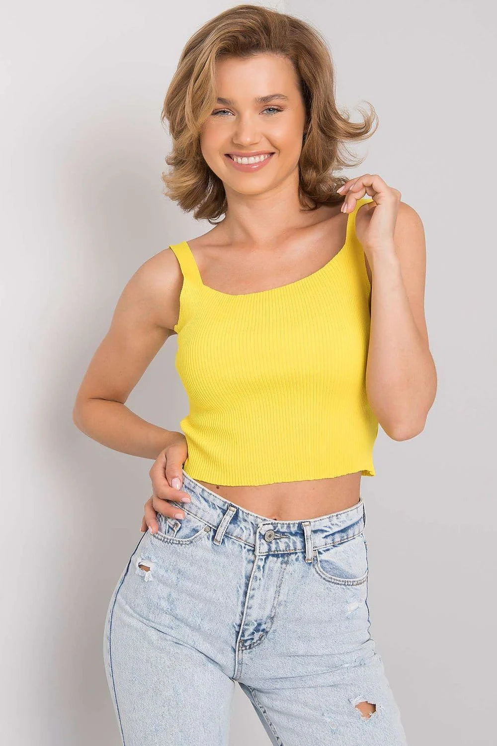 débardeur crop top côtelé acrylique maille extensible jaune vif coupe ajustée courte encolure asymétrique bretelles fines minimaliste moderne été