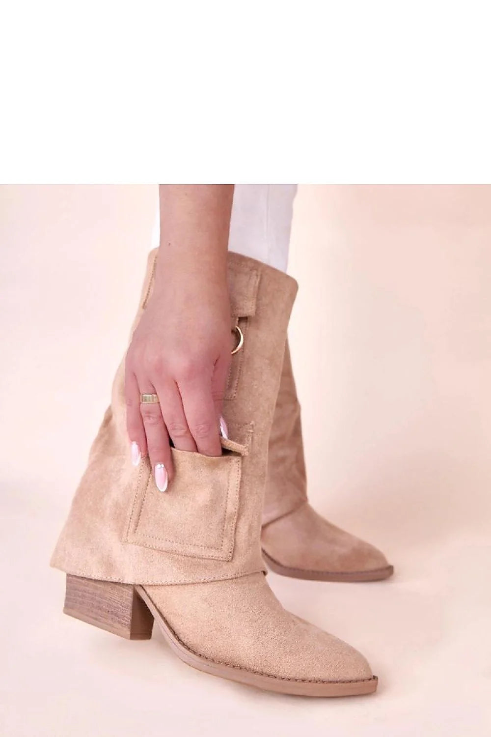 bottines suédé écologique beige taupe mi mollet style western bout amande talon bloc 7cm tige 25cm zip poches rabat anneau