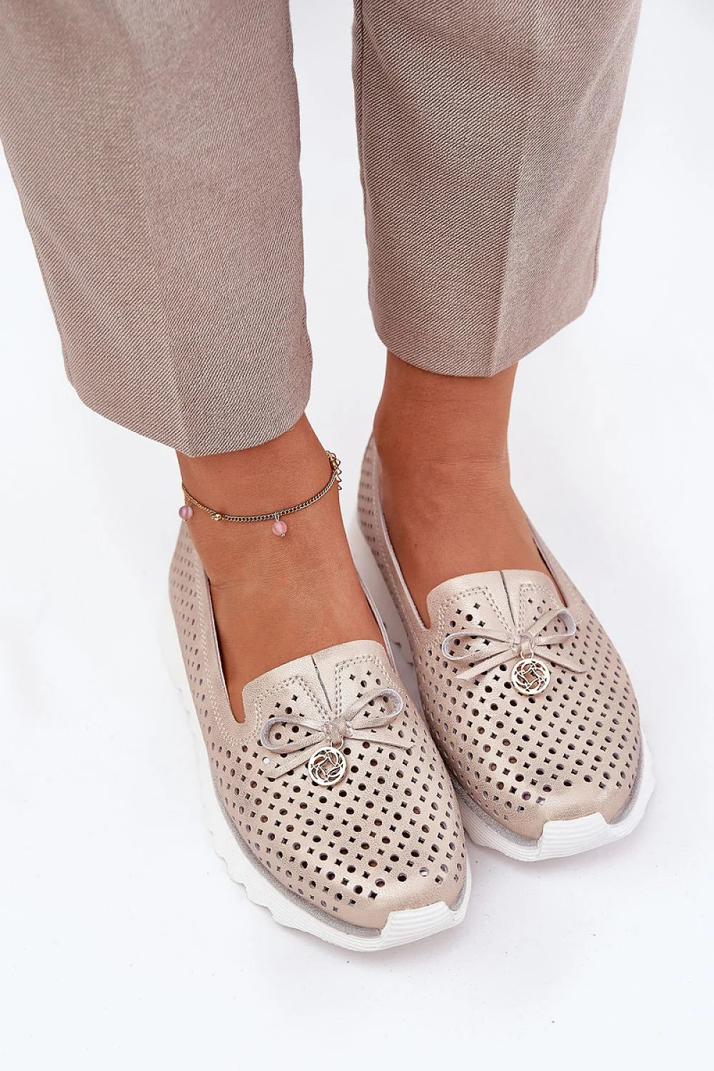 Chaussures basses Step in style en cuir beige perforé, style mocassin, semelle épaisse, nœud doré, confort tout le jour, femme élégance casual