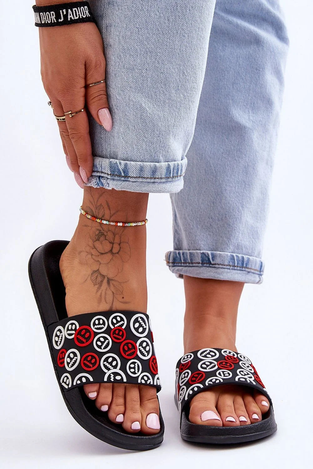 Sandales féminines modernes design ludique motifs circulaires couleur noire blanc rouge plateforme confortable été plage piscine
