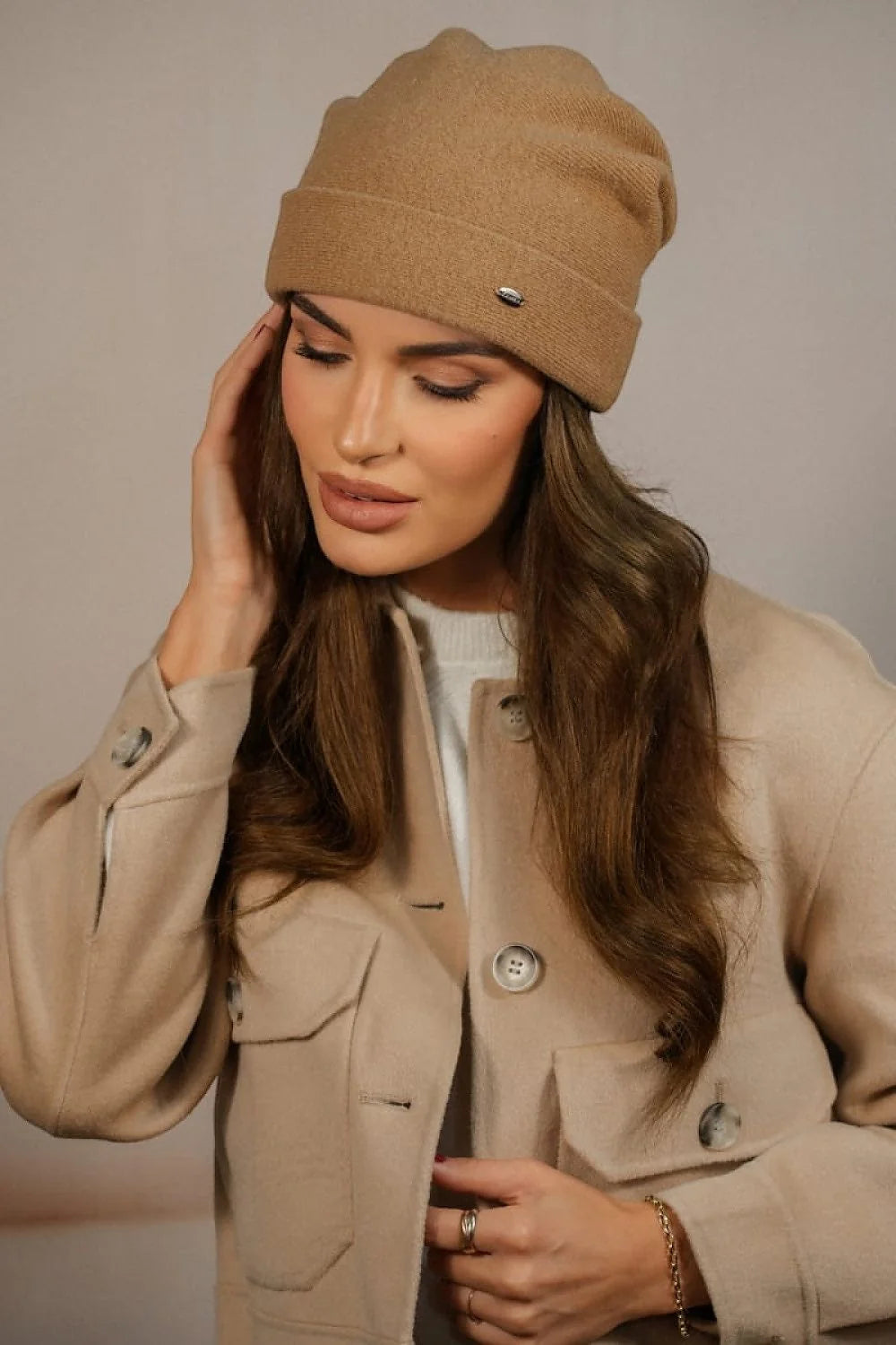 Bonnet Kamea en laine pour femme, style minimaliste, haute qualité, couleur marron clair, coupe ajustée, bord replié, plaque métallique, polyvalent hiver automne