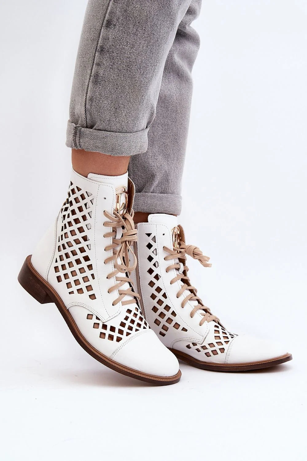 Bottes femmes cuir naturel design moderne bottines ajourées style élégant confortable talon plat fermeture lacets beige