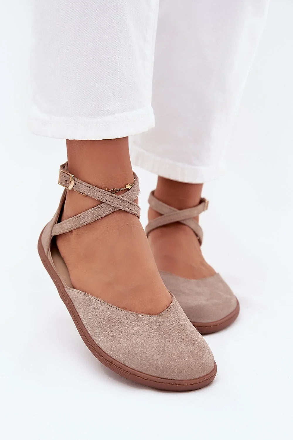 ballerines daim suédine taupe barefoot semelle flexible gomme bride réglable boucle maintien positionnement naturel femme printemps