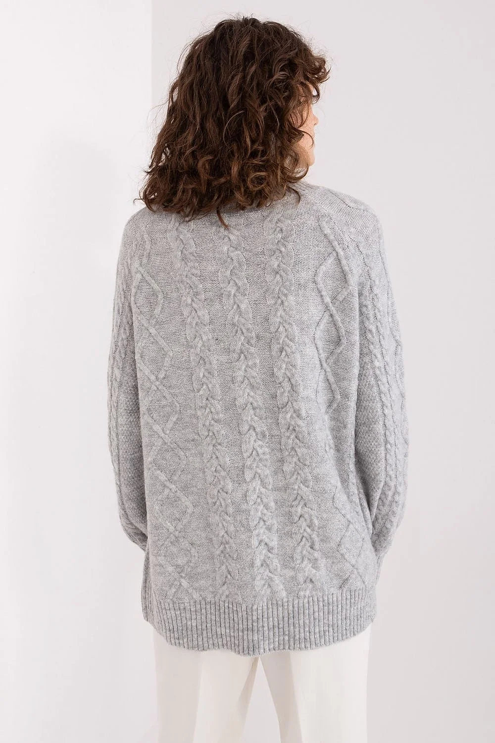 pull col roulé maille torsadée acrylique gris clair oversize ample manches longues tricot épais duveteux cosy