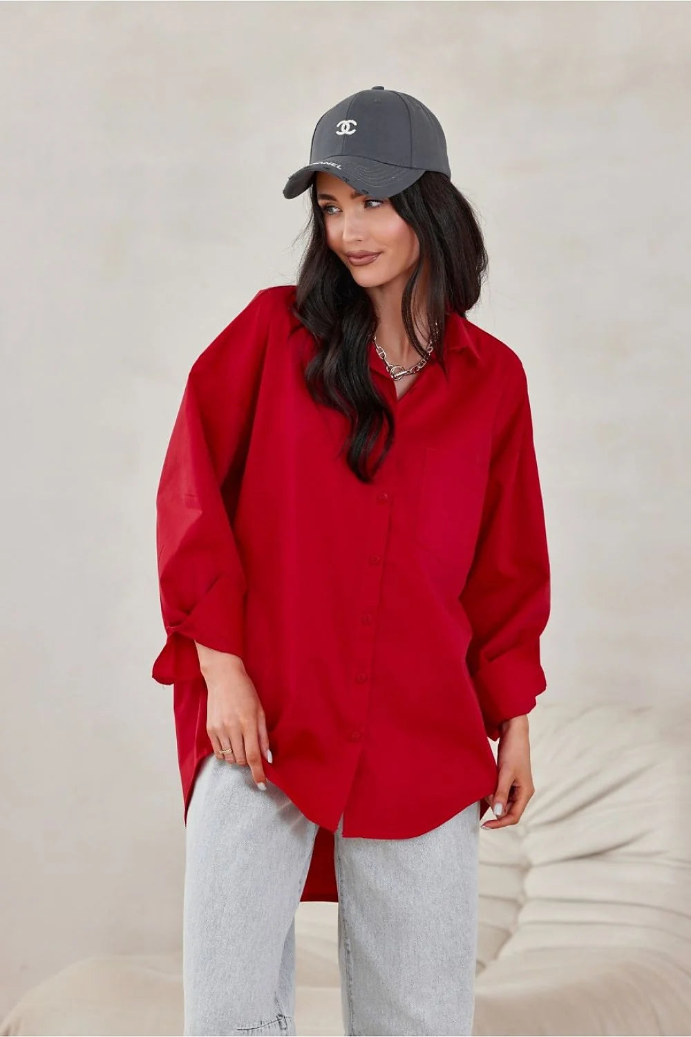 Chemise manche longue ample style décontracté en popeline rouge vif femme coupe asymétrique dos plus long col standard boutons assortis