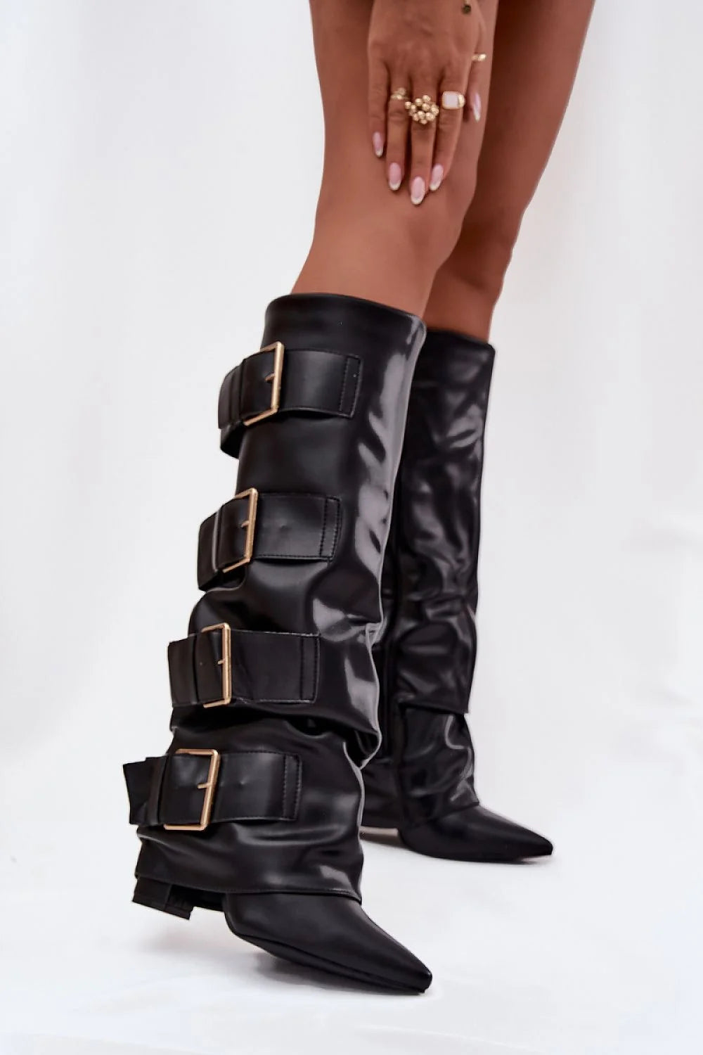 bottes montantes femme simili cuir noir bout pointu silhouette froncée talon bas confortable sangles larges réglables boucles dorées biker rock