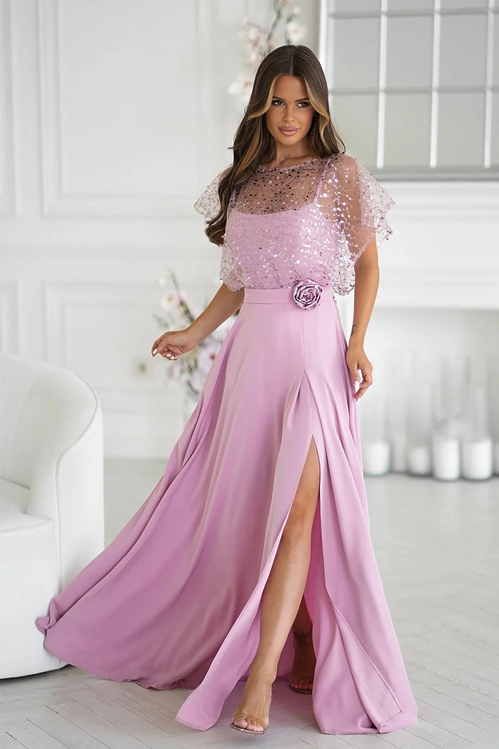 robe longue soirée rose poudré bretelles fines tulle brodé paillettes taille cintrée ceinture fleur jupe fendue fluide drapée