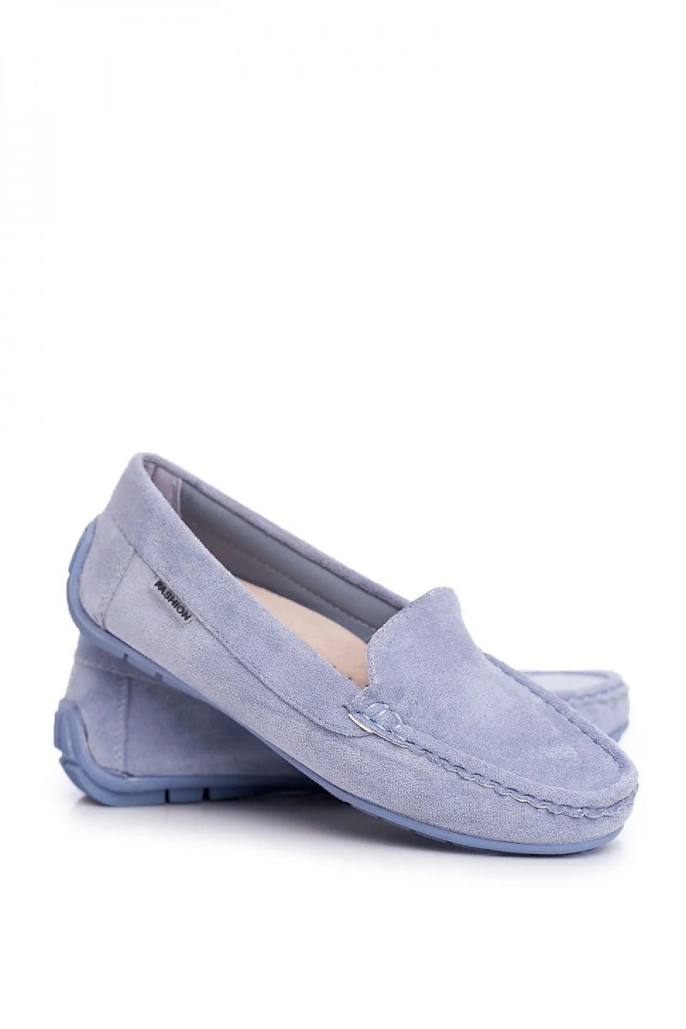 mocassins femme daim bleu gris veloutés élégants intemporels confortables slipon bout arrondi surpiqûres semelle caoutchouc bijoux cheville dorés