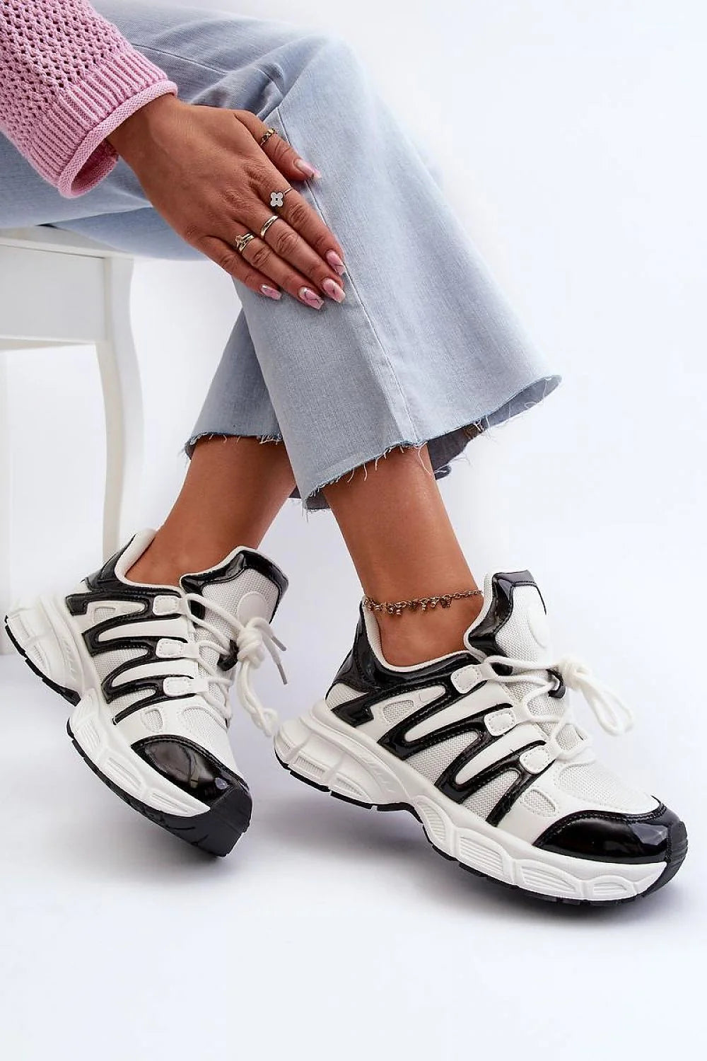 baskets femme chunky sneakers blanc cassé noir mesh respirant empiècements vernis renforts synthétiques semelle épaisse crantée lacets ronds amorti confortable