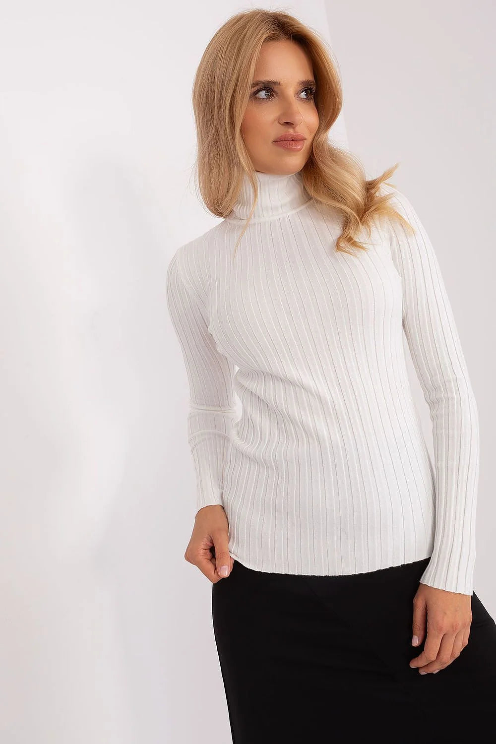 pull col roulé maille côtelée silhouette ajustée blanc viscose nylon polyester manches longues longueur hanches extensible slim élégant minimaliste chic