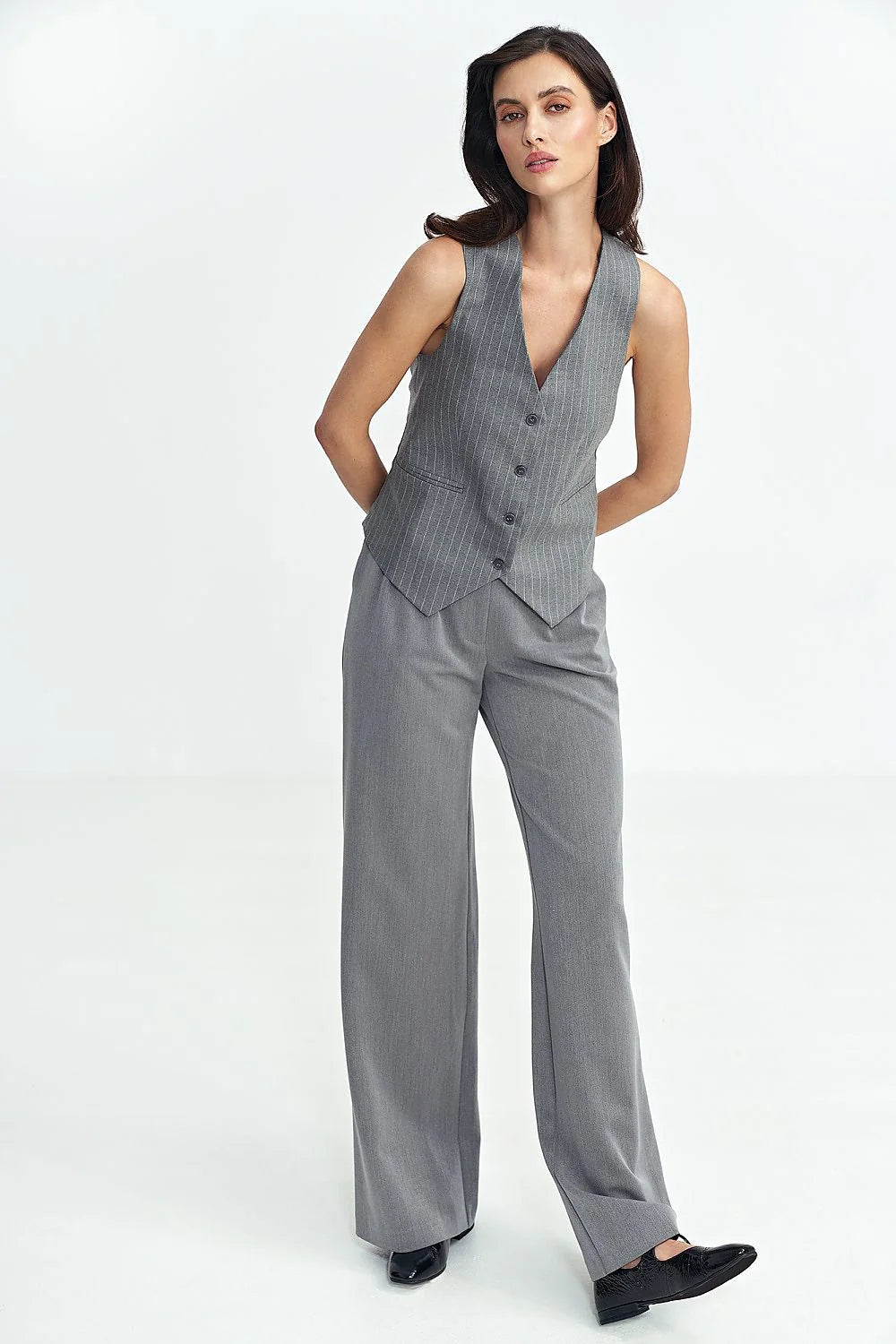 Gilet pour femme élégant coupe ajustée sans manches en V profond gris anthracite rayures fines femmes