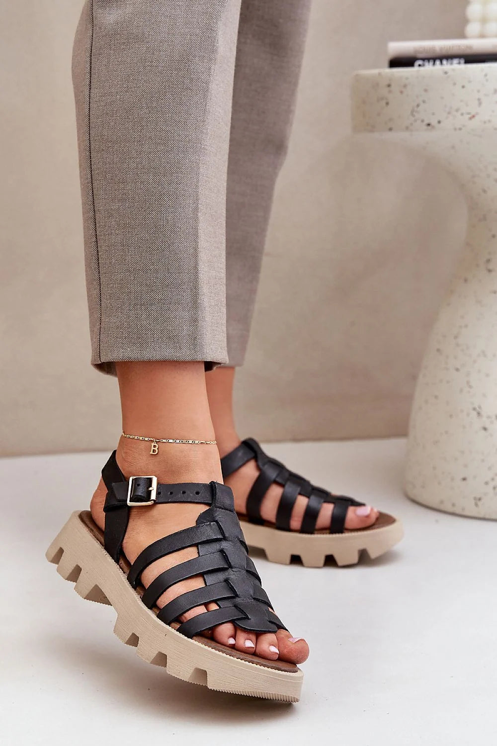 Sandales femmes style gladiateur modernes cuir naturel plateforme 3 cm sangle ajustable boucle métallique dorée détails élégants