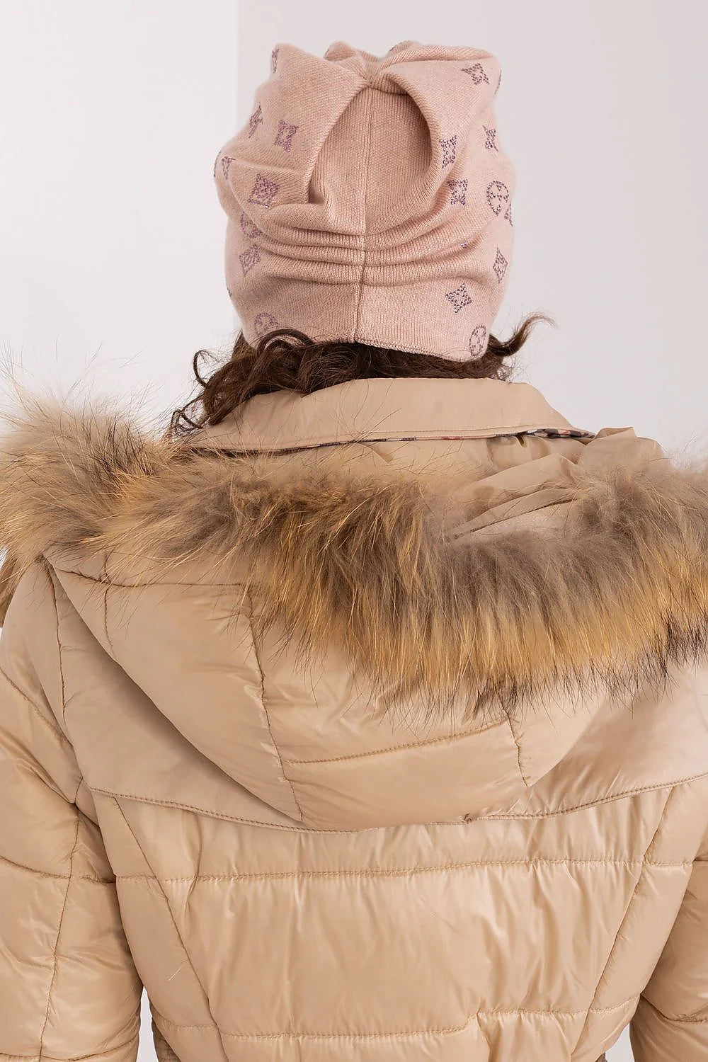 Manteau d'hiver féminin moderne élégant long ajusté double boutonnage tissu matelassé col fourrure doublure à carreaux beige occasion ville campagne voyage hiver chic sophistiqué